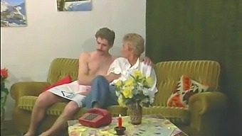 Eldre Kvinnes Anale Nytelse I Retro Hardcore Video