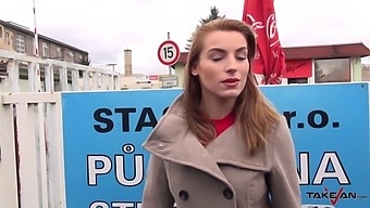 Sex În Mașină Publică Cu O Secretară Care Primește O Ejaculare Masivă De La Penisul Mare Al Unui Bărbat