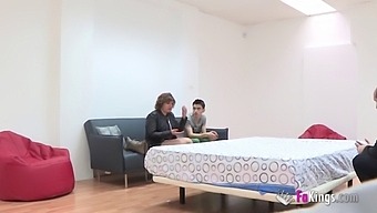 في سن المراهقة وناضجة