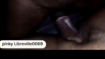 Et Modent Par Udforsker Deres Seksuelle Lyster I En Hot Video