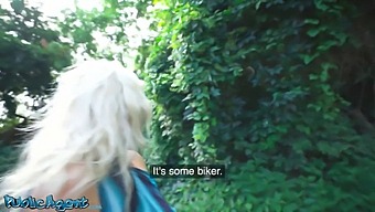 Blond Milf Med Store Naturlige Bryster Bliver Ansigtskneppet Og Kneppet Hårdt Offentligt