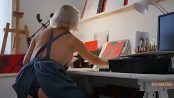 Blond Milf Og Hendes Elsker Hengiver Sig Til Intens Lidenskab