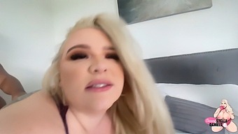 To Kurvede Blondiner Deler Deres Elskere I En Erotisk Trekant