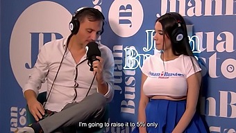 Plimbare Intensă A Ambarpradei Pe Mașina De Sex În Prim-Plan Hd