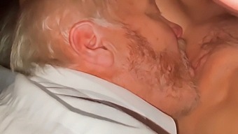 Biseksuel Mand Slutter Sig Til En Trekant Med Stor Røv Babe