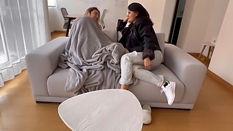 Stesøsterens Influensa Blir Kurert Gjennom Skitten Sex På Stemorens Nye Sofa.