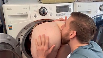Steve Rickz Har Et Hett Møte Med En Vellystig Rødhåret Stemor Bakfra.